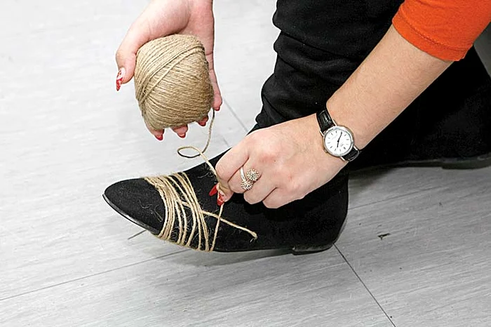 Ca să nu aluneci pe gheaţă,  înfăşoară o sfoară pe vârful  cizmei sau lipeşte bucăţi  de leucoplast pe talpă