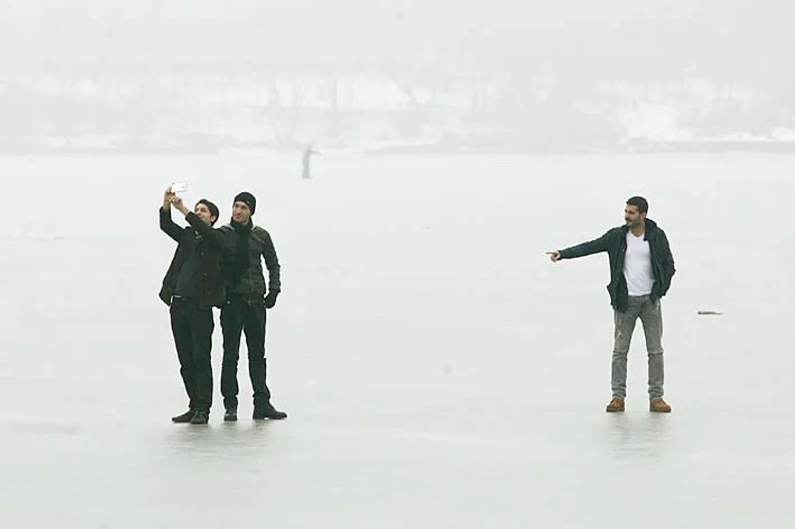 Câţiva tineri s-au gândit că merge un selfie pe gheaţă