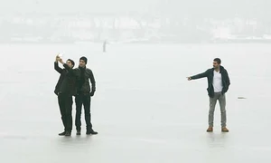 Câţiva tineri s au gândit că merge un selfie pe gheaţă jpeg