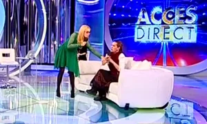 Simona s a dus până la canapea, unde stătea Angelica, şi aproape că i a smuls microfonul din mână jpeg