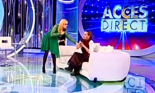 Simona s a dus până la canapea, unde stătea Angelica, şi aproape că i a smuls microfonul din mână jpeg