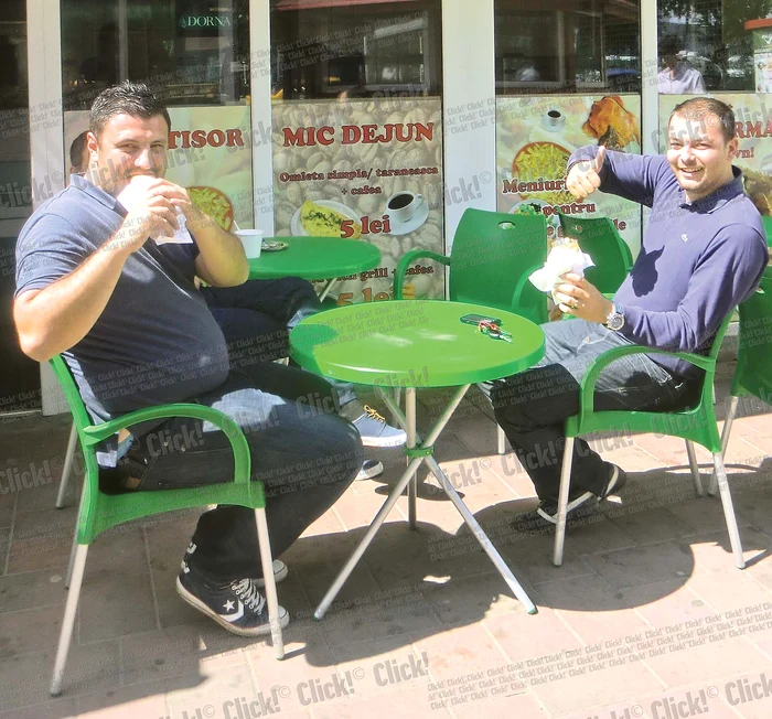 
    Alexandru (foto dreapta) vine zilnic cu colegii de muncă la  fast-food-ul din Pipera (fotografii: Călin Radu)  