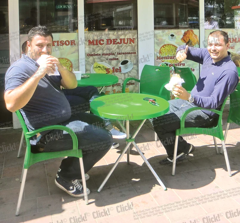
    Alexandru (foto dreapta) vine zilnic cu colegii de muncă la  fast-food-ul din Pipera (fotografii: Călin Radu)  