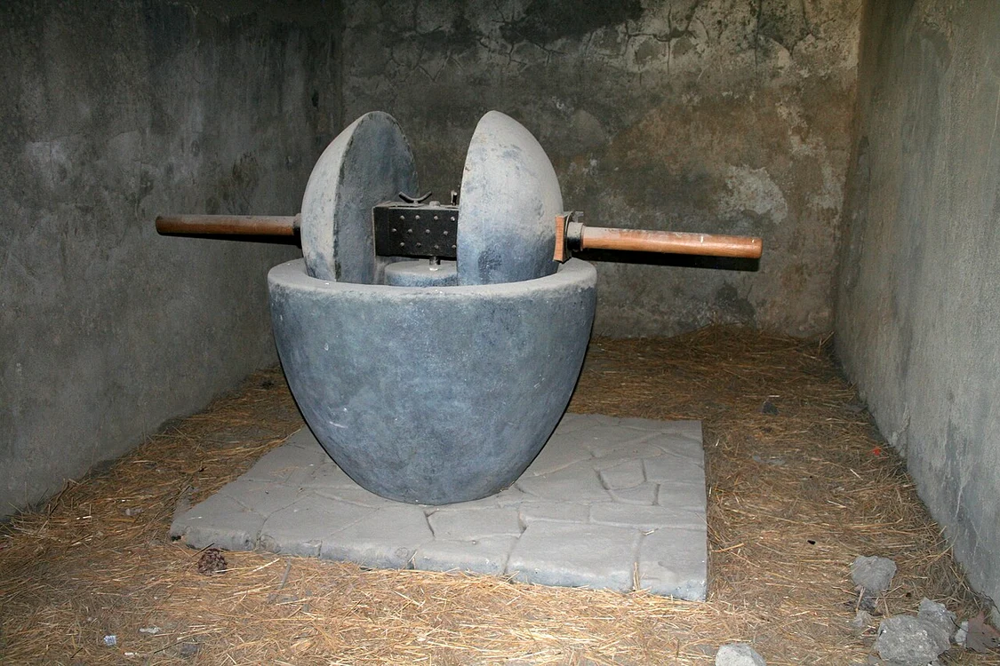 Moară rotativă din piatră pentru măsline, reconstruită (© Heinz-Josef Lücking / Wikimedia Commons)
