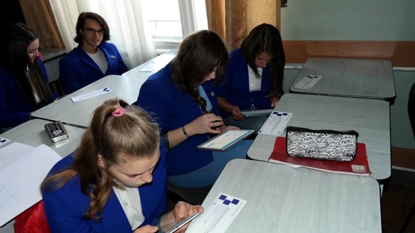 Pentru această cercetare au fost luate în calcul trei licee din Bistriţa-Năsăud FOTO: Samsung