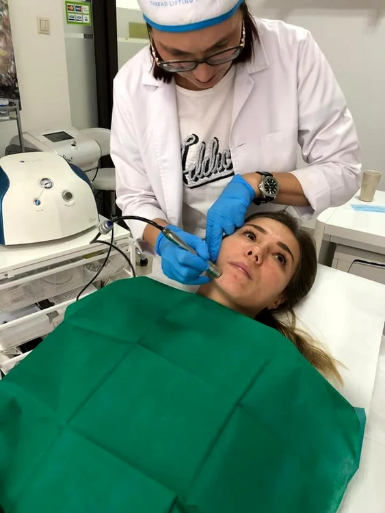 Monica Roşu şi-a tratat problemele tenului la dermatolog