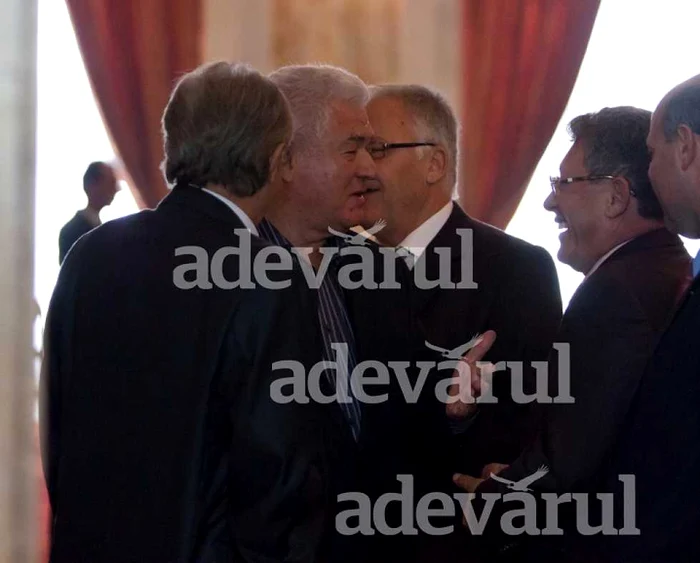 Vladimir Voronin și Mihai Ghimpu sunt puși pe glume în Parlament