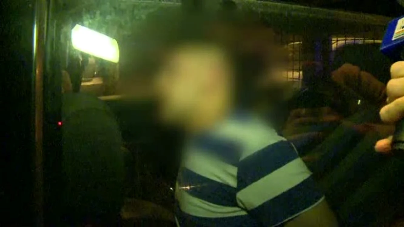 Șoferul are 16 ani, era drogat la volan și a fost încătușat (capturi:pro tv)