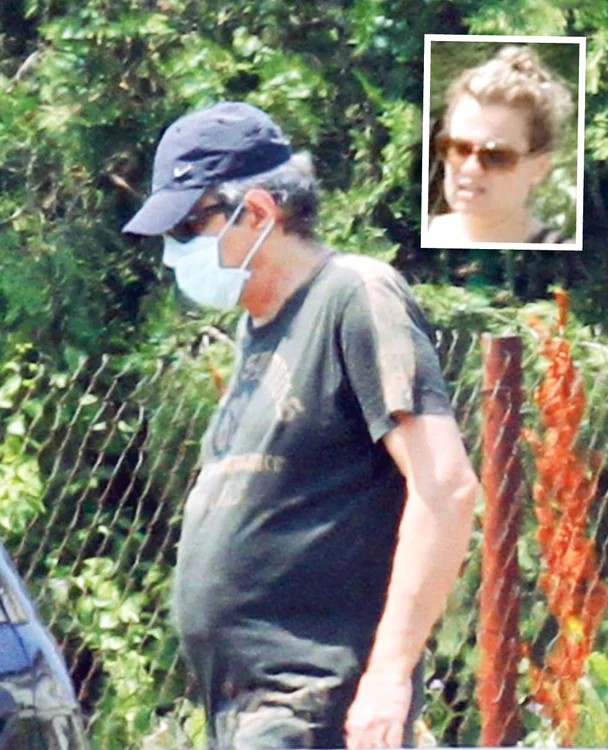 
    Cristi Minculescu. Rockerul cu coc şi mască  a încercat să treacă  neobservat când a ieşit  din locuinţa impresarei  sale, Raluca Mihail  