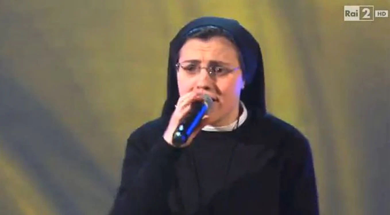
    Sora Cristina are o voce impresionantă. (captură Youtube)  