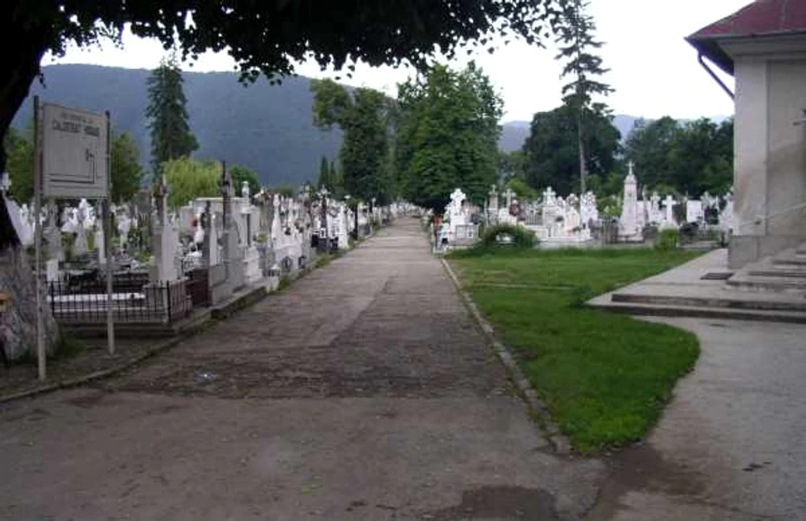 Cimitirul Eternitatea din Piatra Neamţ a fost pustiu de Paştele Blajinilor. FOTO: Dan Sofronia