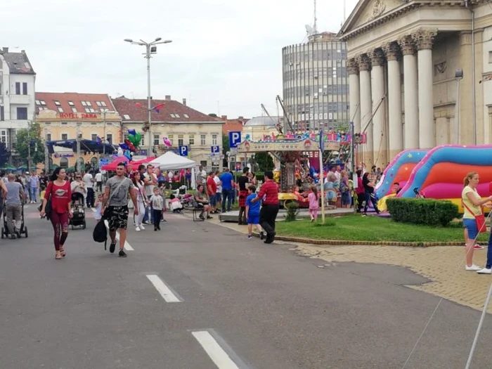 Mii de persoane au fost pe străzile oraşului în prima zi a evenimentului - foto: Adrian Caraba