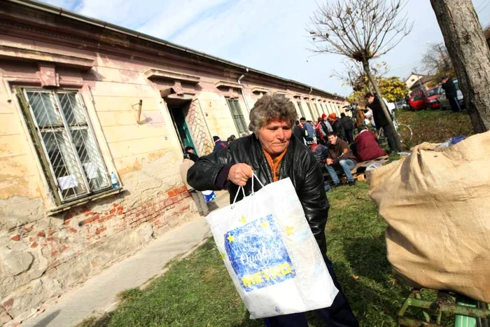 Oamenii stau la coadă chiar şi cinci ore
