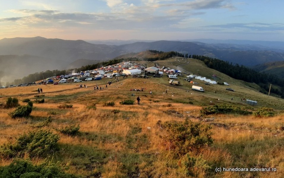 Povestea Târgului de fete de pe Muntele Găina. Tradiția ciudată a căsătoriilor aranjate pe loc VIDEO