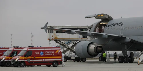 Transfer pacienţi covid stare gravă Germania - Otopeni - 1 nov 2021 / FOTO Inquam Photos / Octav Ganea