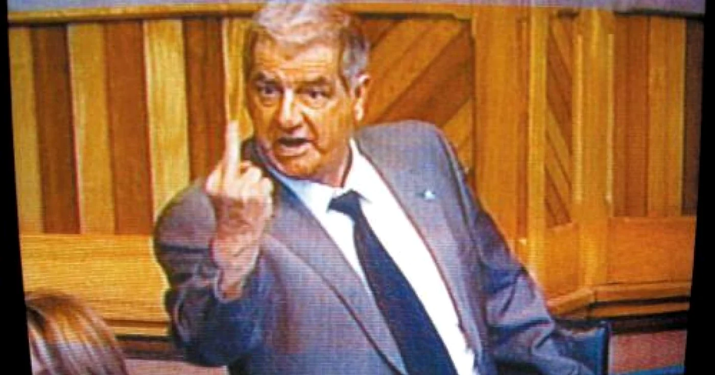 Abel LeBlanc, arătând degetul mijlociu colegei sale