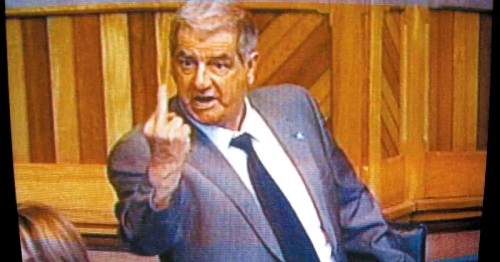 Abel LeBlanc, arătând degetul mijlociu colegei sale