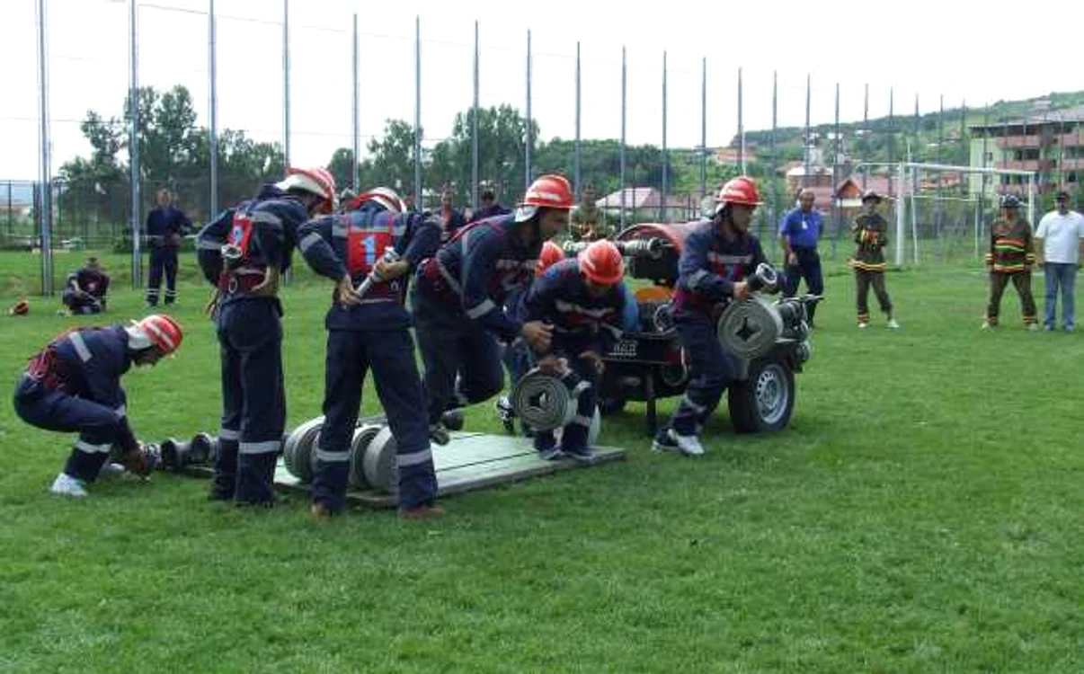 Pompierii vâlceni de la serviciile private şi cele voluntare s-au întrecut în concurs