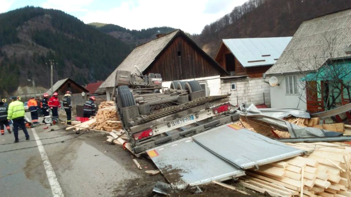 Tir-ul răsturnat în Prisaca Dornei, judeţul Suceava. FOTO: Dănuţ Zuzeac