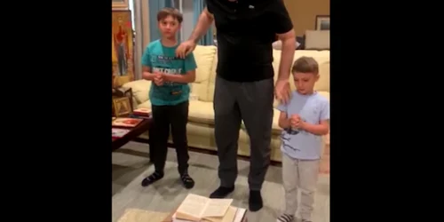 Florentin Pandele şi fiii săi puşi la rugăciune în Vinerea Mare Sursa Facebook FP