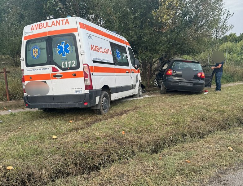 Ambulanță aflată în misiune, izbită de un autoturism pe DN 25. Patru persoane sunt rănite