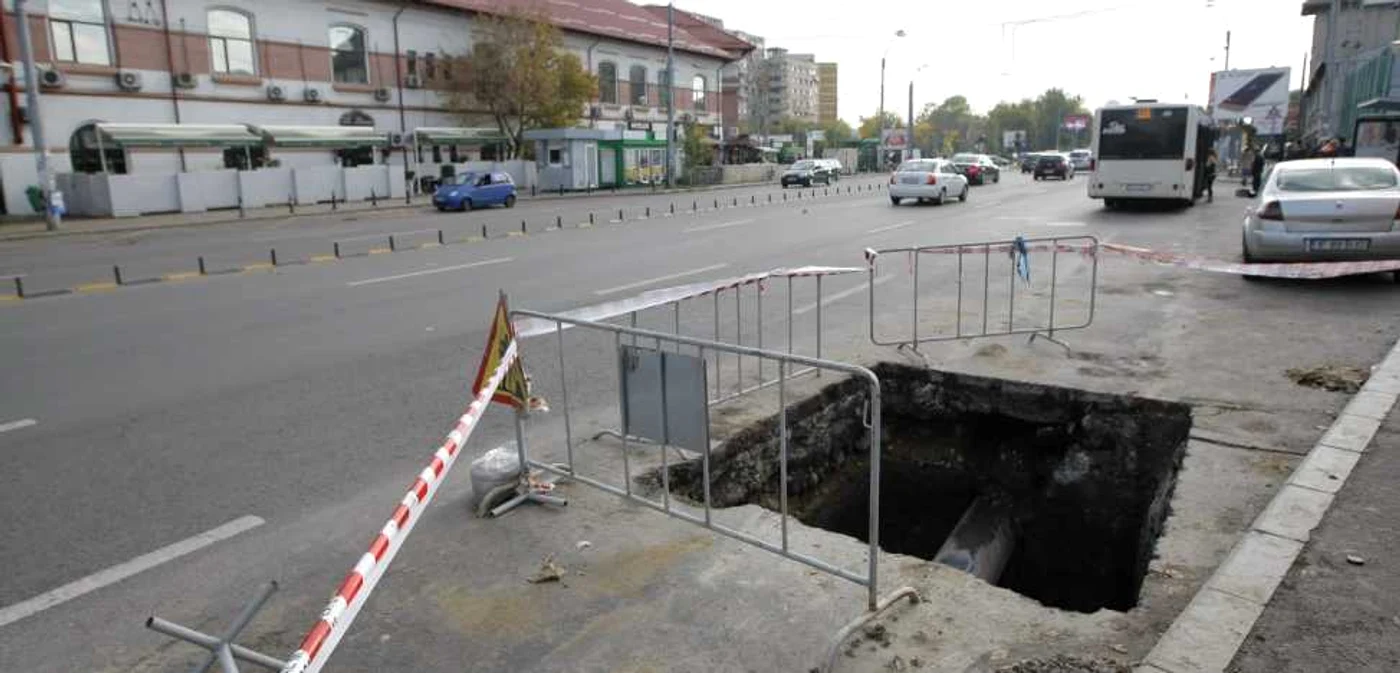 Groapă de lângă staţia de metrou Tineretului FOTO Eduard Enea