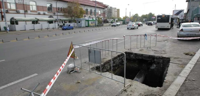 Groapă de lângă staţia de metrou Tineretului FOTO Eduard Enea