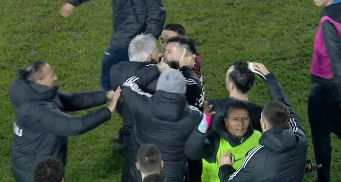 Cristiano Bergodi l-a luat de cap pe Andrei Cordea. Captură DigiSport