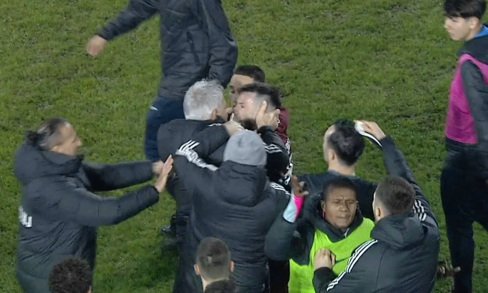 Scene ireale la derby-ul Clujului. Antrenorul Bergodi a luat la palme și la pumni doi jucători ai echipei adverse