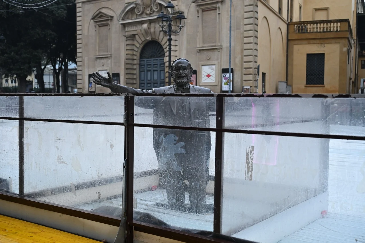 Statuia lui Luciano Pavarotti, „înghețată” într-un patinoar. Văduva tenorului, revoltată: „O decizie absurdă”