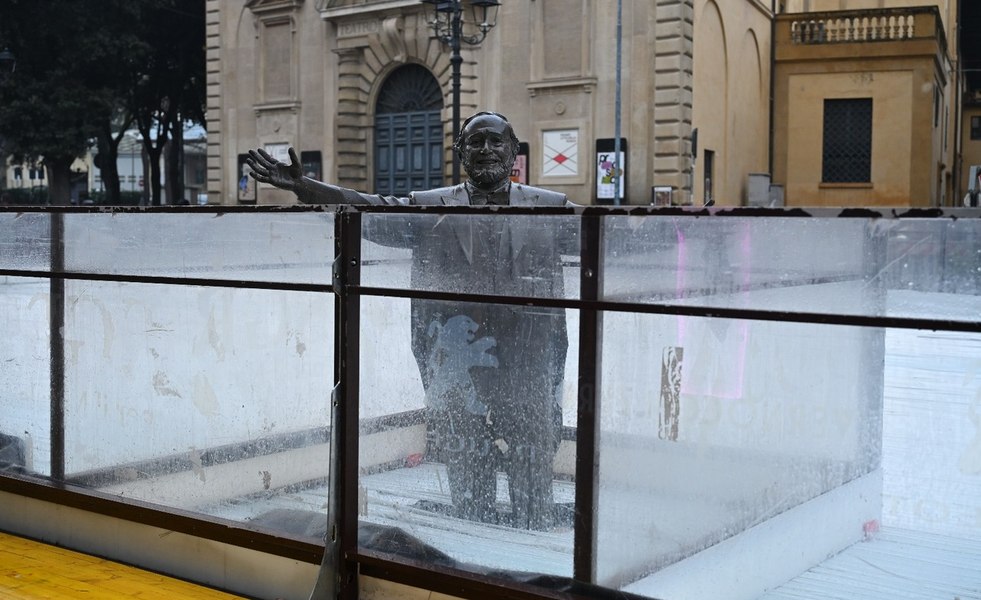 Statuia lui Luciano Pavarotti, „înghețată” într-un patinoar. Văduva tenorului, revoltată: „O decizie absurdă”