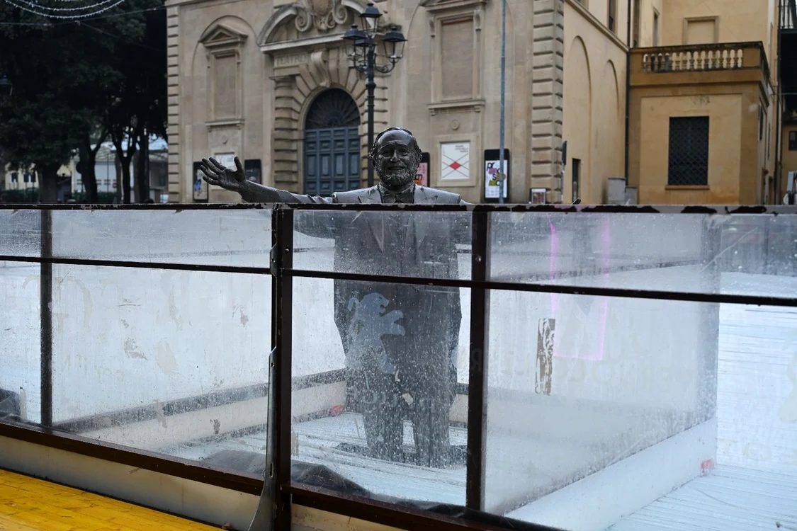Statuia lui Luciano Pavarotti, „înghețată” într-un patinoar FOTO: X / @CrazyItalianPol