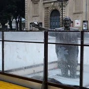 statuia tenorului lucioano pavarotti inconjurata de gheata foto x @CrazyItalianPol jpeg