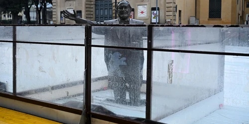 statuia tenorului lucioano pavarotti inconjurata de gheata foto x @CrazyItalianPol jpeg