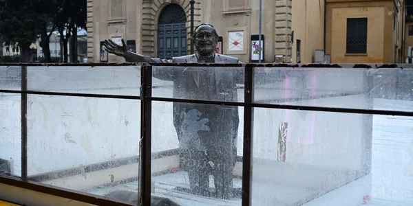 statuia tenorului lucioano pavarotti inconjurata de gheata foto x @CrazyItalianPol jpeg