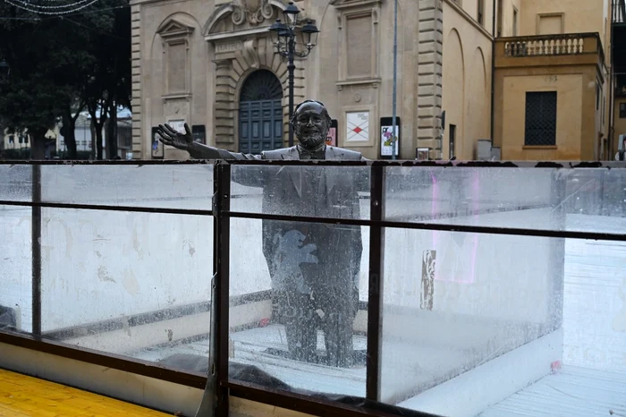Statuia lui Luciano Pavarotti, „înghețată” într-un patinoar FOTO: X / @CrazyItalianPol