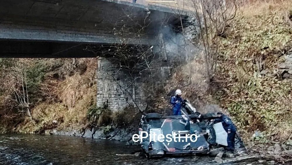 Accident la Raliul Argeșului: o mașină a căzut în râu. Echipajul a fost salvat la timp