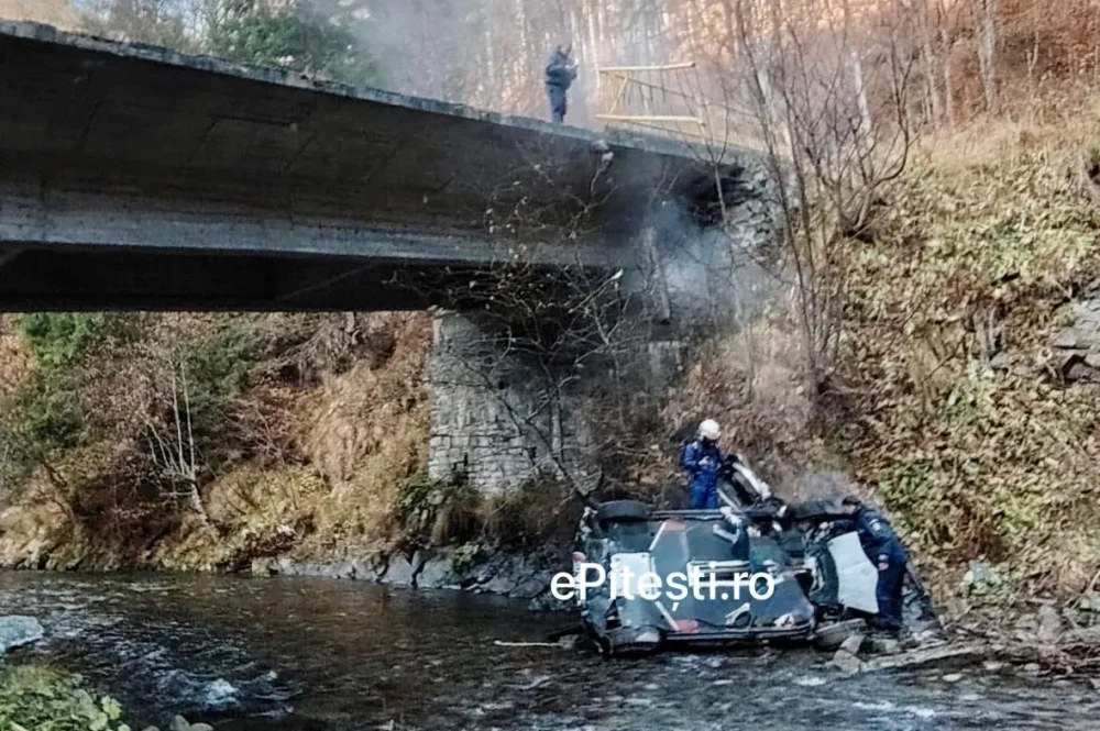 Accident la Raliul Argeșului: o mașină a căzut în râu. Echipajul a fost salvat la timp