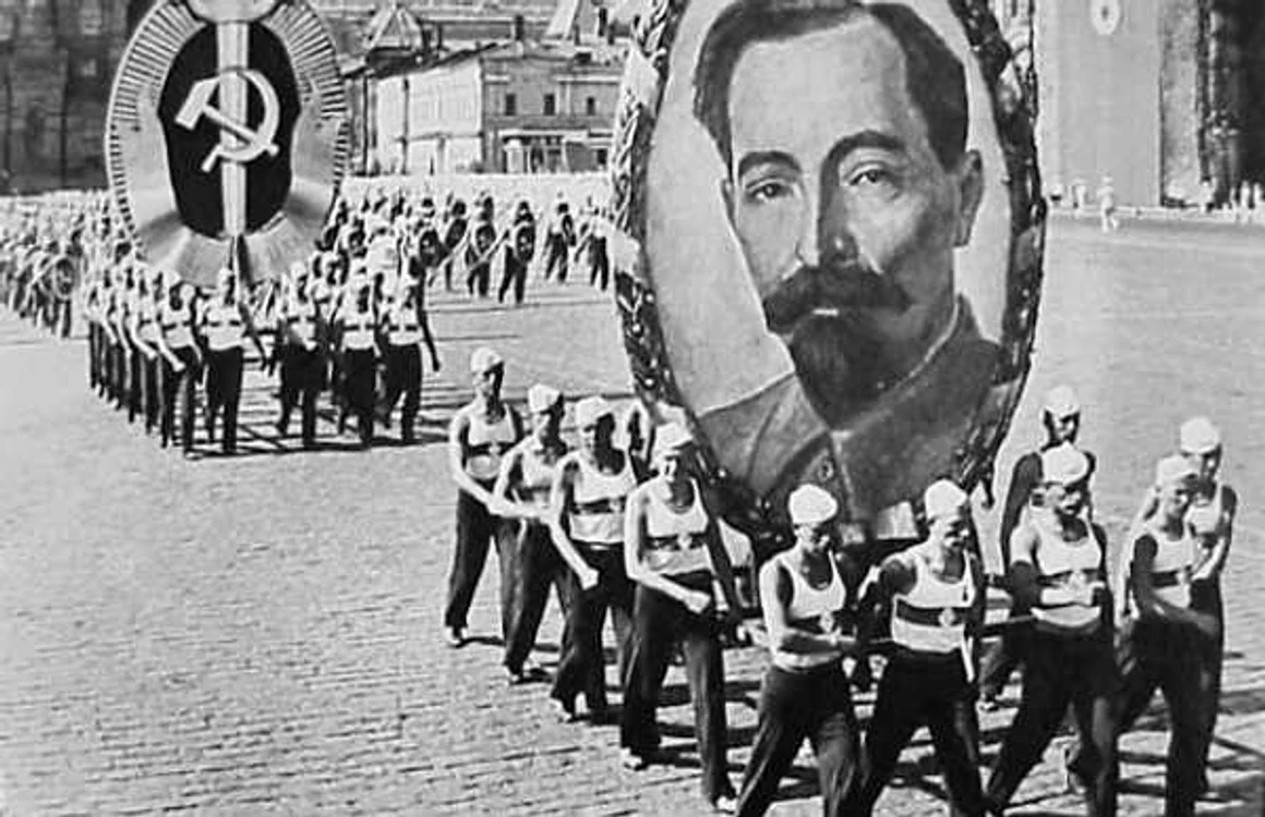 Felix Dzerjinski omagiat de Stalin la o parada in Piata Rosie în 1936 FOTO Wikipedia