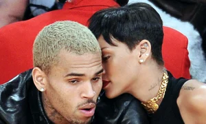 Rihanna e din nou  fericită alături de  Chris Brown  Pare să  fi dat cu totul uitării  bătaia cruntă pe care  a încasat o de la  rapper în februarie  2009 şi în urma căreia  s a ales cu  vânătăi jpeg