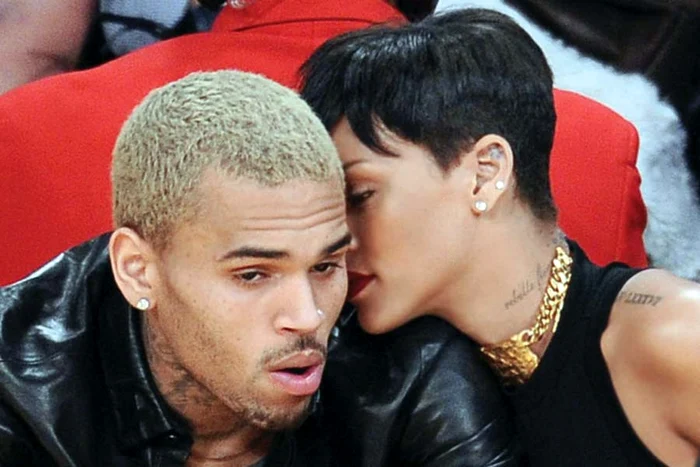 Rihanna e din nou  fericită alături de  Chris Brown. Pare să  fi dat cu totul uitării  bătaia cruntă pe care  a încasat-o de la  rapper în februarie  2009 şi în urma căreia  s-a ales cu  vânătăi