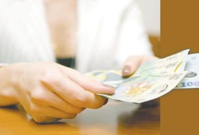 
    Localnicii care nu participă la Sfânta Liturghie ar trebui să scoată din buzunar câte 100 de lei  