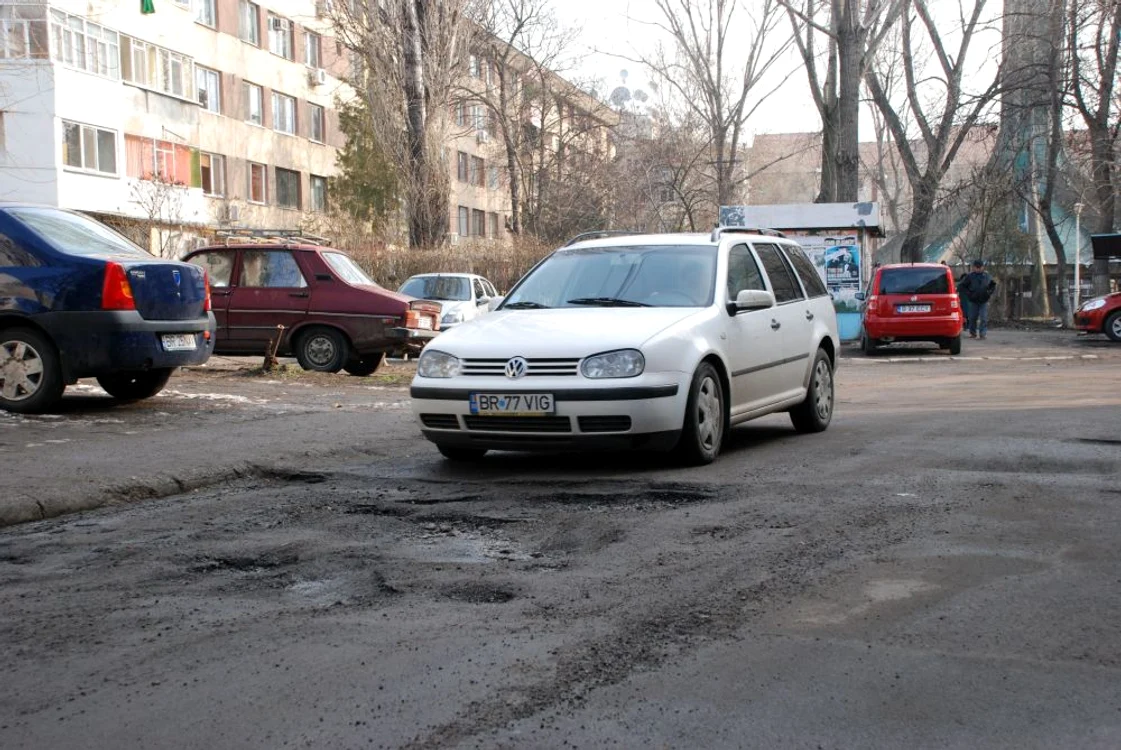 Unii şoferi au crezut că vor fi despăgubiţi după ce au dat în gropi
