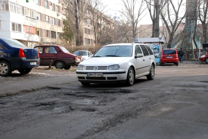 Unii şoferi au crezut că vor fi despăgubiţi după ce au dat în gropi