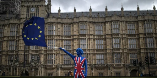 Un protestatar anti Brexit demonstrează în faţa Parlamentului din Londra. FOTO Guliver/Gettyimages