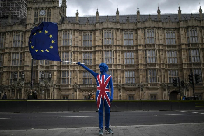 Un protestatar anti Brexit demonstrează în faţa Parlamentului din Londra. FOTO Guliver/Gettyimages