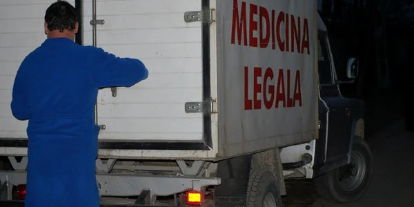 Cadavrul bărbatului a fost transportat la morgă 