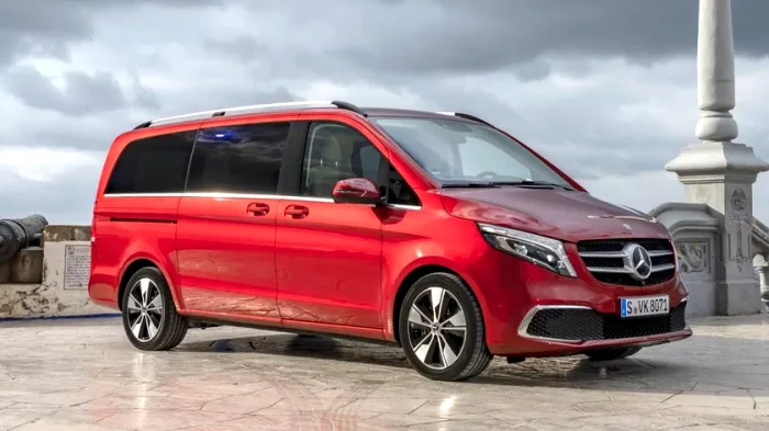 Cei doi conduc o dubiță roșie / foto: YouTube