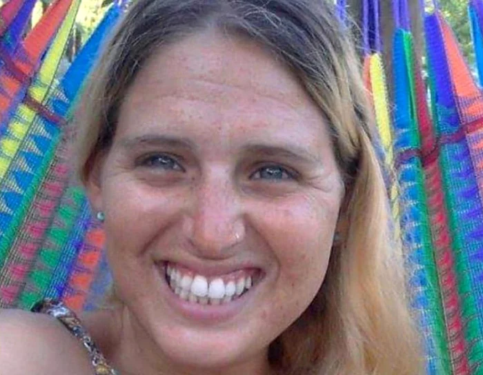 Doron, zâmbitoare,  înainte de a fi răpită