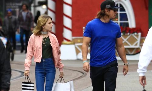 Exclusive    Mark Wahlberg & Ella Wahlberg Shop At The Grove In Los Angeles jpeg